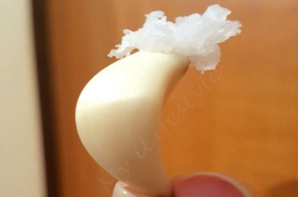 Put Some Vicks VapoRub On A Garlic Clove. The Reason You’ll Regret Not Knowing This Earlier!