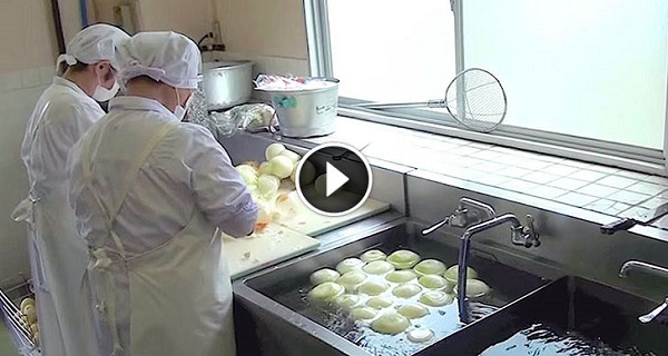 THEY PUT A CAMERA INSIDE THIS SCHOOL CAFETERIA IN JAPAN. WHAT IT CAPTURED MY JAW DROPPED! VIDEO