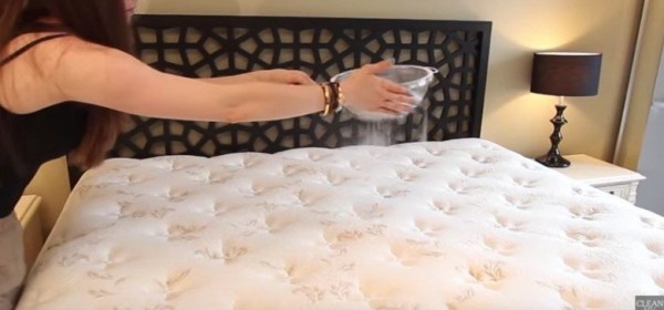 YOU NEED TO CLEAN YOUR MATTRESS. HERE’S THE EASY WAY TO DO IT